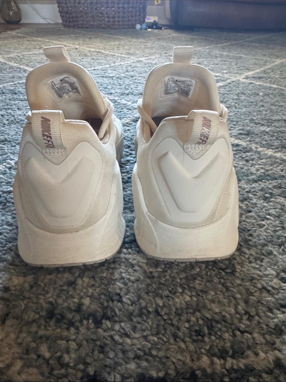 Nike Metcon Women's Lightweight Training Sneakers in Cream with Blush Accents - Picture 3 of 4